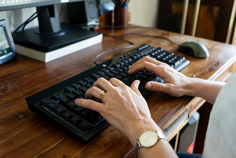 Photo de mains tapant sur un clavier