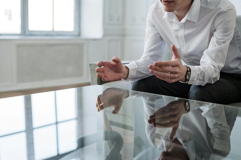 Photo d'un homme en train de parler lors d'un coaching