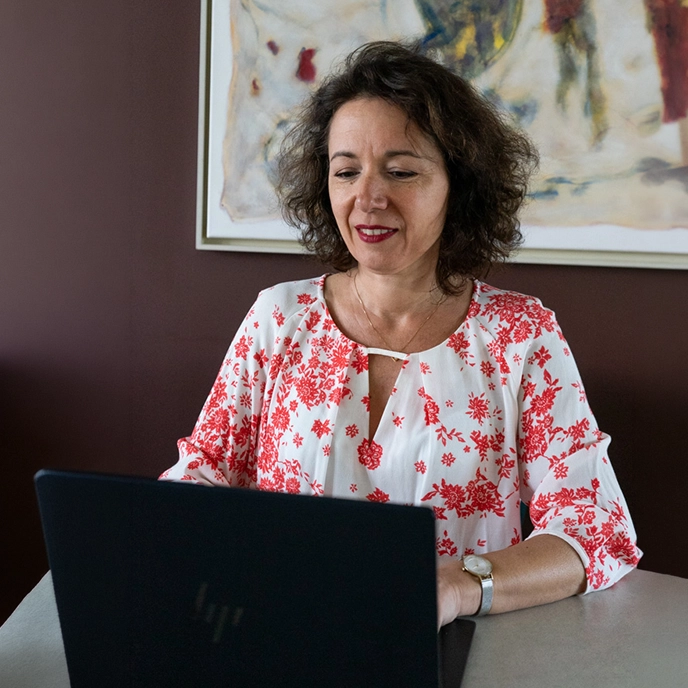 Photo de Nathalie Tuffigo coach professionnelle en visio devant un ordinateur